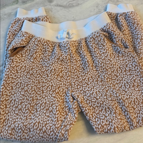 Girls Janie and Jack Janie and Jack LEOPARD JACQUARD Lounge Outfit - Picture 4 of 4